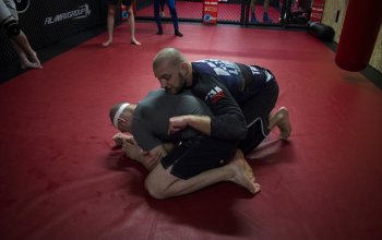 Trénink brazilského Jiu jitsu se zkušeným zápasníkem