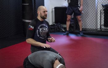 Trénink brazilského Jiu jitsu se zkušeným zápasníkem