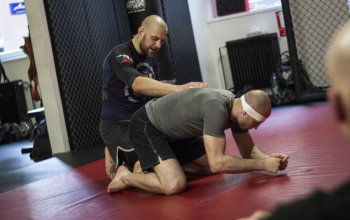 Trénink brazilského Jiu jitsu se zkušeným zápasníkem