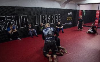 Trénink brazilského Jiu jitsu se zkušeným zápasníkem