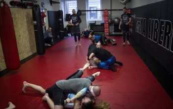 Trénink brazilského Jiu jitsu se zkušeným zápasníkem