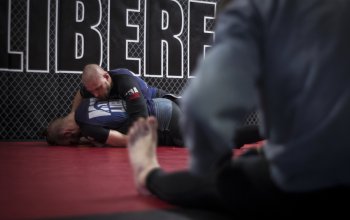 Trénink brazilského Jiu jitsu se zkušeným zápasníkem