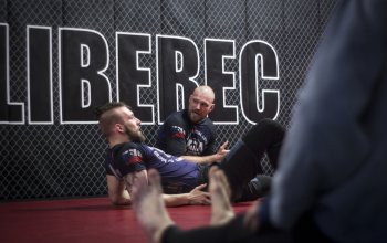 Trénink brazilského Jiu jitsu se zkušeným zápasníkem