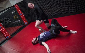 Trénink brazilského Jiu jitsu se zkušeným zápasníkem
