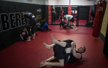 Trénink brazilského Jiu jitsu se zkušeným zápasníkem