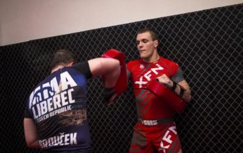 Trénink bojového umění K-1 se zápasníkem