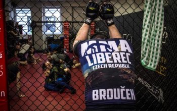 Trénink bojového umění K-1 se zápasníkem