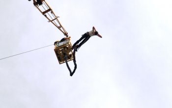 Bungee jumping až 110 metrů z jeřábu Praha