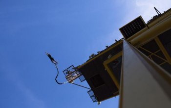 Bungee jumping z televizní věže