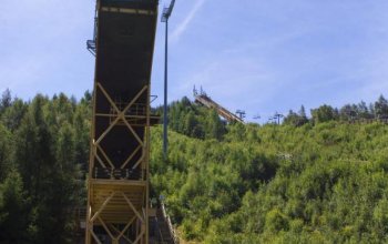 Bungee jumping z televizní věže