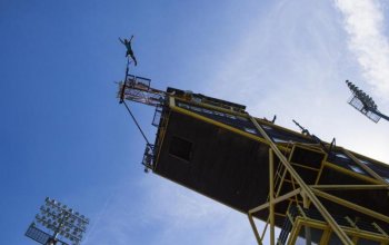 Bungee jumping z televizní věže