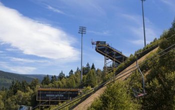 Bungee jumping z televizní věže
