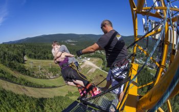 Bungee jumping z televizní věže