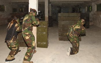 Paintballová bitva ve čtyřpatrové aréně