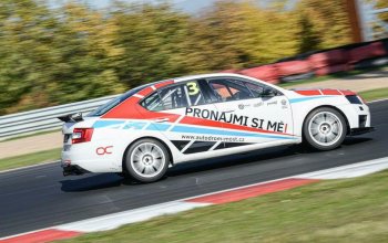 Jízda v závodním OCR speciálu na okruhu