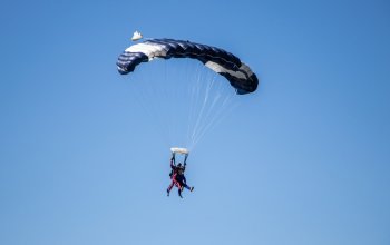 Tandemový seskok padákem Praha