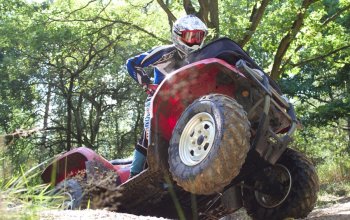 Jízda v terénu na ATV čtyřkolce