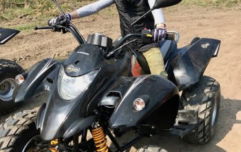 Rodinná jízda v terénu na ATV čtyřkolce