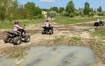 Rodinná jízda v terénu na ATV čtyřkolce