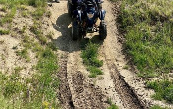 Rodinná jízda v terénu na ATV čtyřkolce
