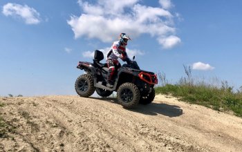 Rodinná jízda v terénu na ATV čtyřkolce