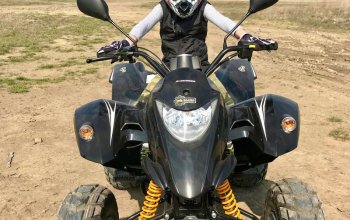 Rodinná jízda v terénu na ATV čtyřkolce