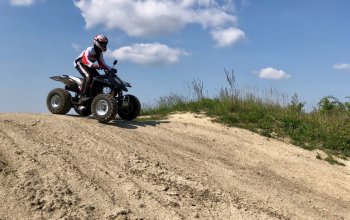 Rodinná jízda v terénu na ATV čtyřkolce