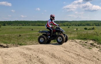 Rodinná jízda v terénu na ATV čtyřkolce