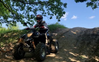 Rodinná jízda v terénu na ATV čtyřkolce