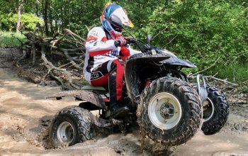 Rodinná jízda v terénu na ATV čtyřkolce