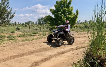 Rodinná jízda v terénu na ATV čtyřkolce
