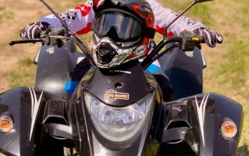 Rodinná jízda v terénu na ATV čtyřkolce