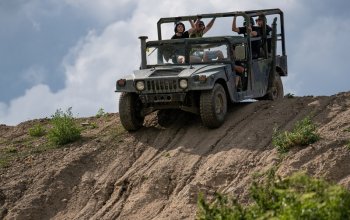 Humvee: Řízení + safari jízda na korbě