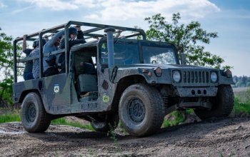 Humvee: Řízení + safari jízda na korbě