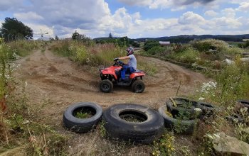 Jízda na čtyřkolce ATV na specializované trati (i pro děti)