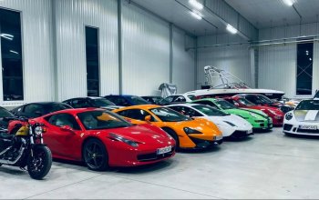 Prohlídka garáže plné nadupaných sporťáků Praha