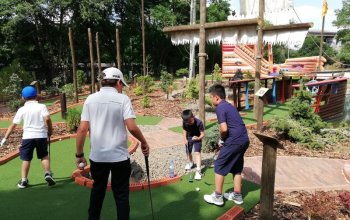 Pirátí zátoka: Adventure minigolf s 27 jamkami Praha