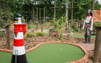 Pirátí zátoka: Adventure minigolf s 27 jamkami Praha