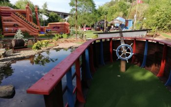 Pirátí zátoka: Adventure minigolf s 27 jamkami Praha