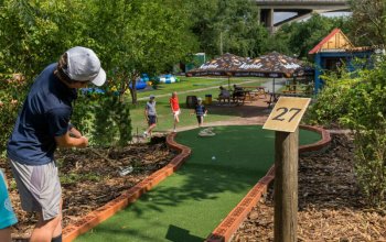 Pirátí zátoka: Adventure minigolf s 27 jamkami Praha