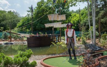 Pirátí zátoka: Adventure minigolf s 27 jamkami Praha