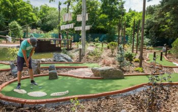 Pirátí zátoka: Adventure minigolf s 27 jamkami Praha