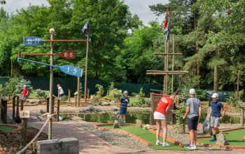 Pirátí zátoka: Adventure minigolf s 27 jamkami Praha