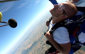 Tandemový seskok padákem z vrtulníku Mi-8