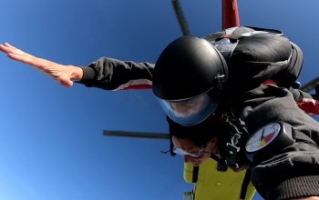 Tandemový seskok padákem z vrtulníku Mi-8
