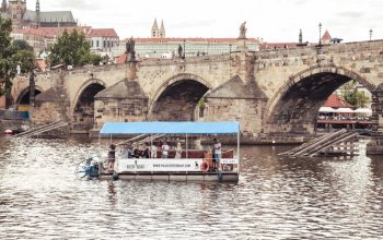 Vinařská plavba šlapadlem na Vltavě + 12 lahví…