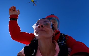 Tandemový seskok padákem z vrtulníku Mi-8