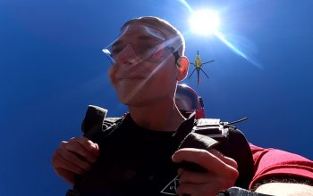 Tandemový seskok padákem z vrtulníku Mi-8