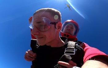 Tandemový seskok padákem z vrtulníku Mi-8