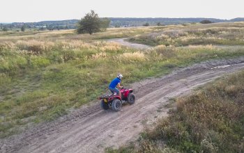 Jízda v terénu na ATV čtyřkolce